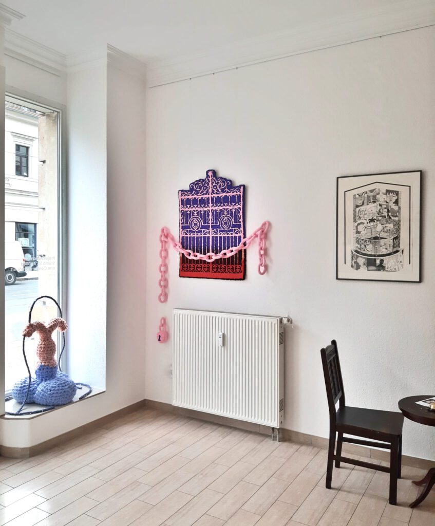 Vorderraum von Projektwechsel mit Ausstellungsstücken von Alexandra Müller